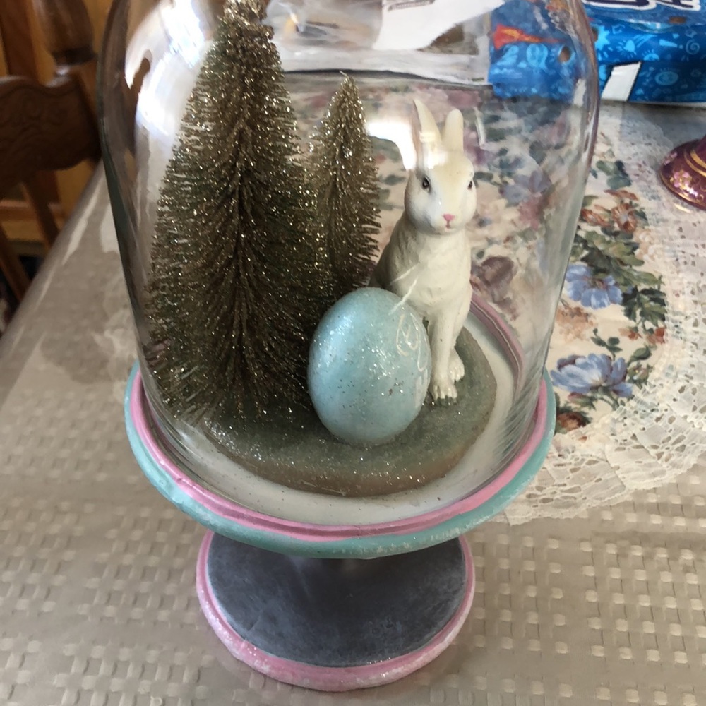 Nice eater domed  bunny and glad enclosure. Nice Easter decor. ❤️🌹🌹 - Picture 4 of 5